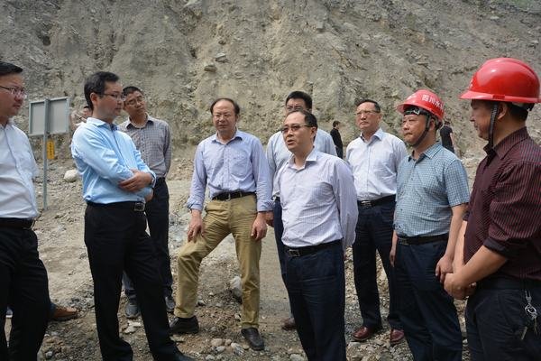 省水利廳廳長胡云到綿竹市小崗劍檢查指導(dǎo)山體滑坡應(yīng)急整治工作