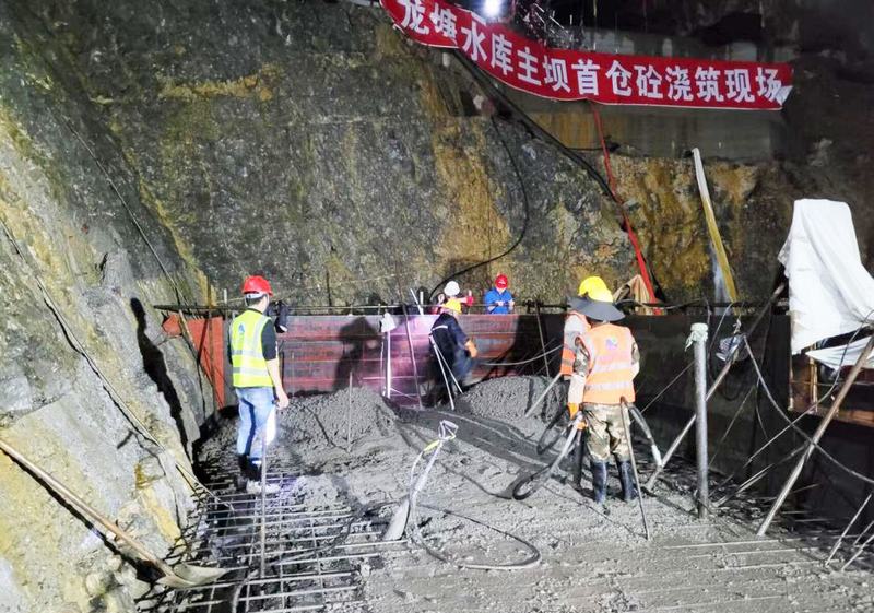 鹽源縣龍?zhí)了畮旒肮鄥^(qū)工程主壩首倉混凝土順利澆筑