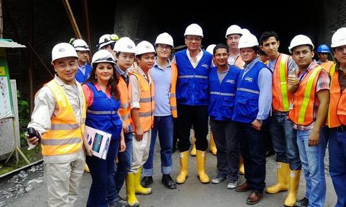 厄瓜多爾副總統和中厄員工留影