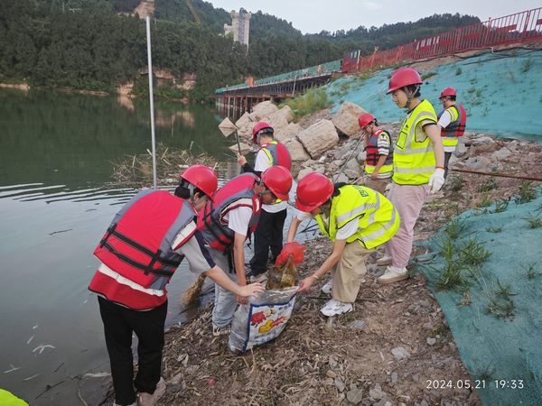 青年職工齊參與，清河行動顯擔當—亭子口項目開展清河行動