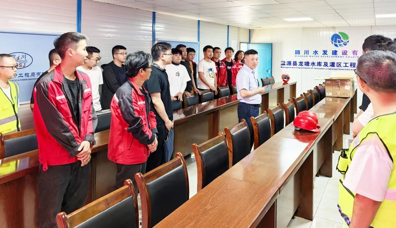 唐克飛到龍塘項目開展“夏送清涼”慰問活動